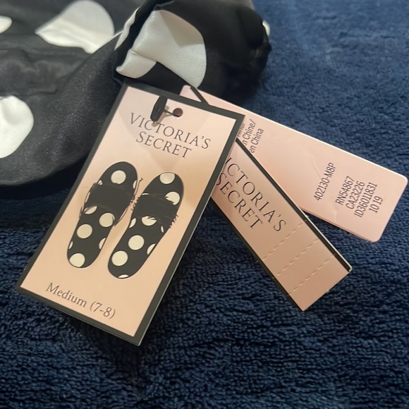 NWT Victoria’s Secret, size Medium (7-8) black and white Polk dot slippers! - Picture 5 of 6